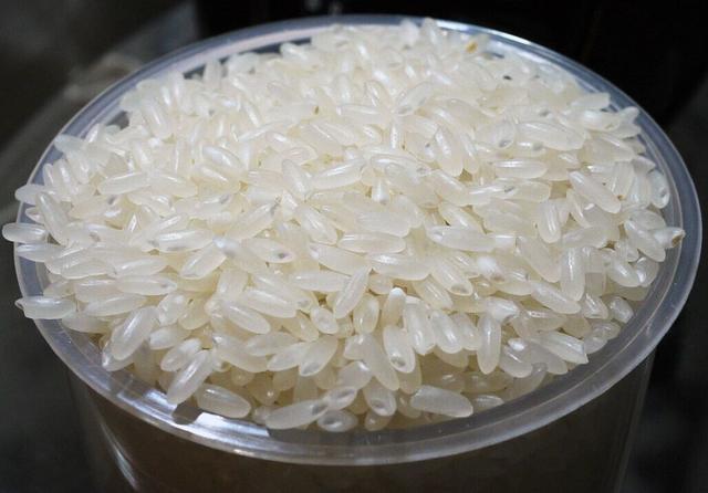 最近市面上出现真假大米塑料厂人员揭露塑料大米的真相